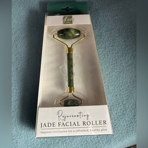 Glam Rejuvenating Jade Facial Roller - Green
